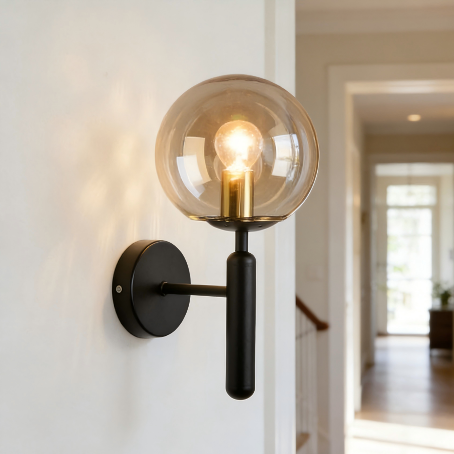 Applique murale Miira en metal noir et verre ambré