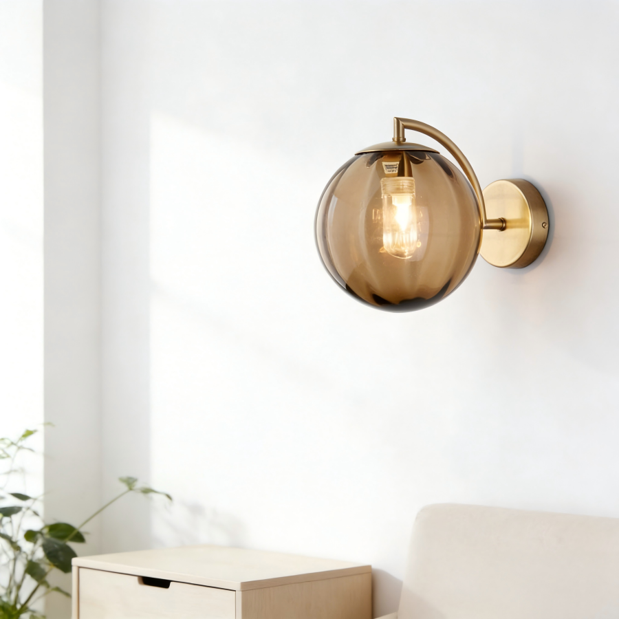 Applique murale avec tige dorée et boule en verre