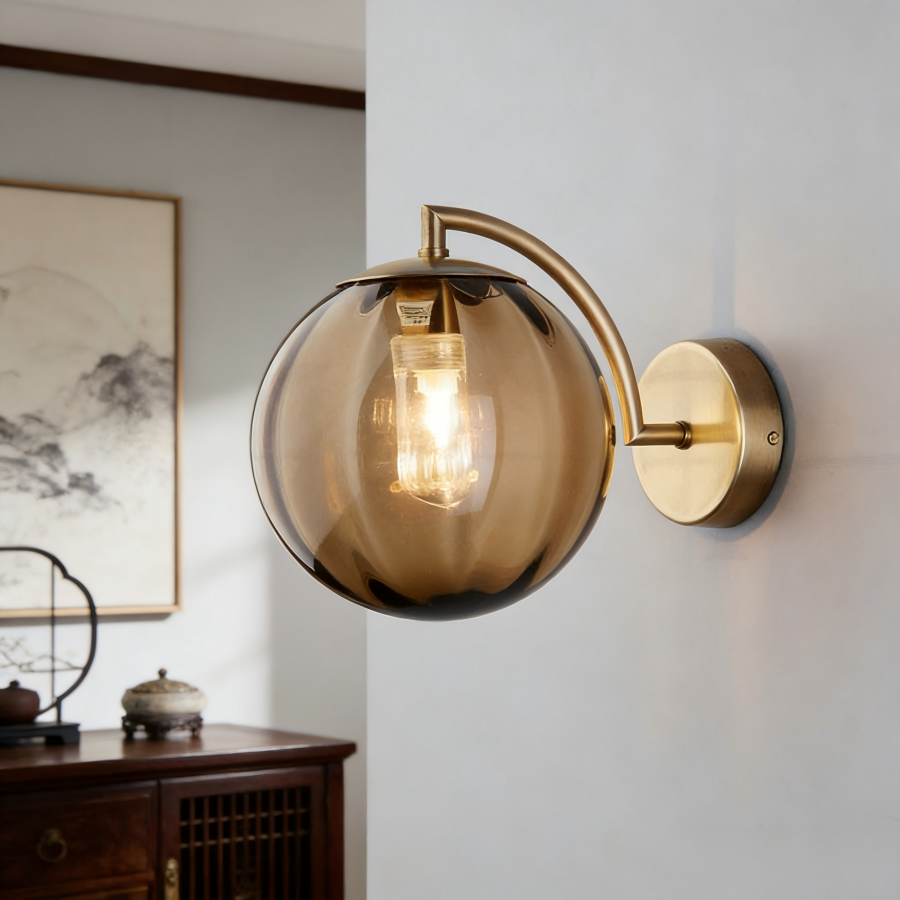 Applique murale avec tige dorée et boule en verre ambré