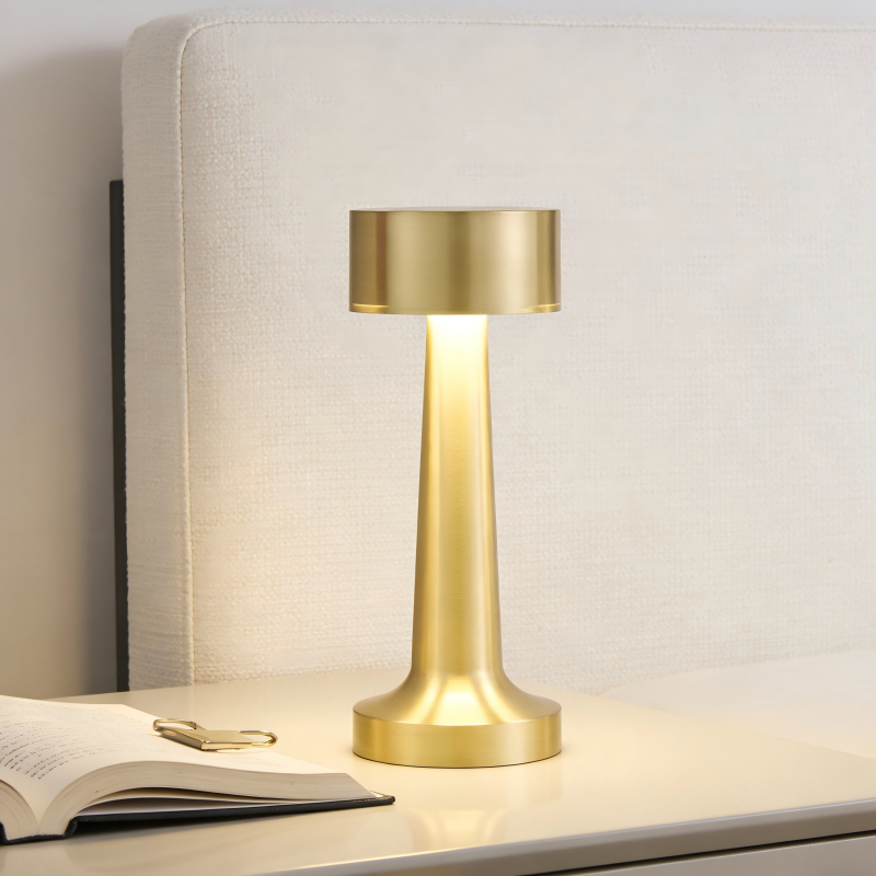 Lampe à poser LED Arista en métal dorée rechargeable