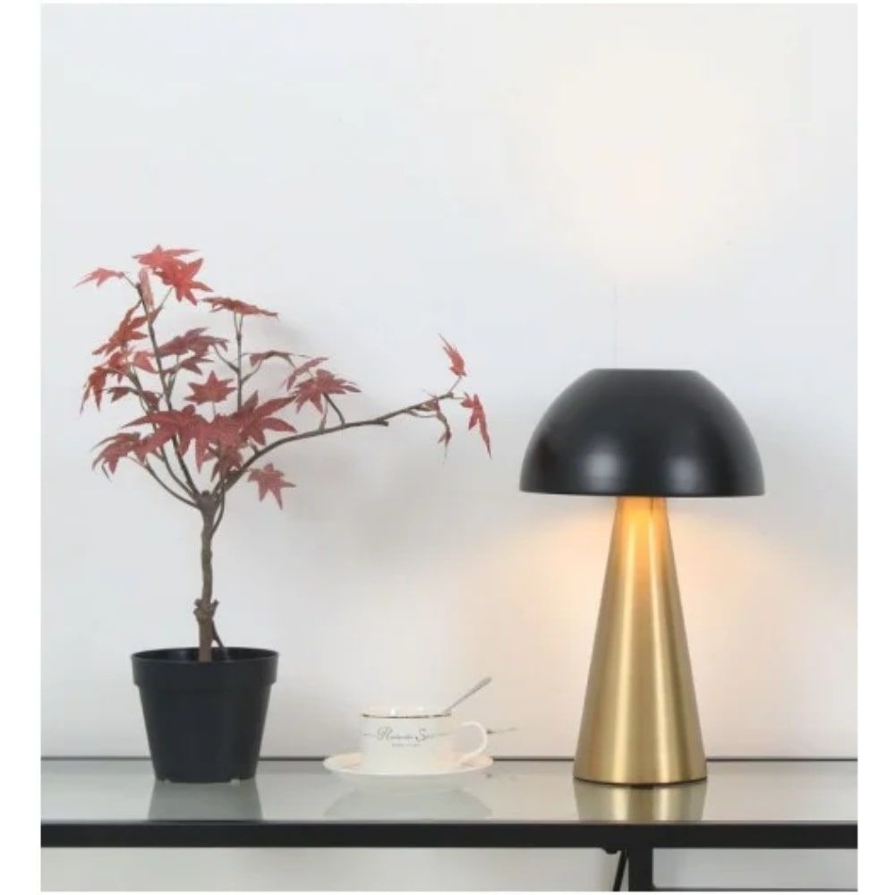 Lampe à poser champignon Nocéa en métal dorée avec abat-jour noir