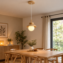 Salle à manger scandinave, lampe en bois chaleureuse.png