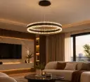 Salon contemporain avec lustre scintillant.webp