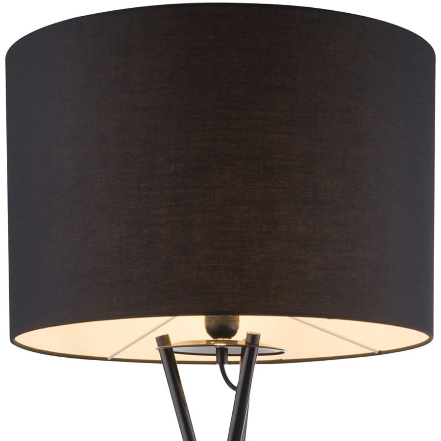 Zoom sur le lampadaire en métal noir et textile noir H160