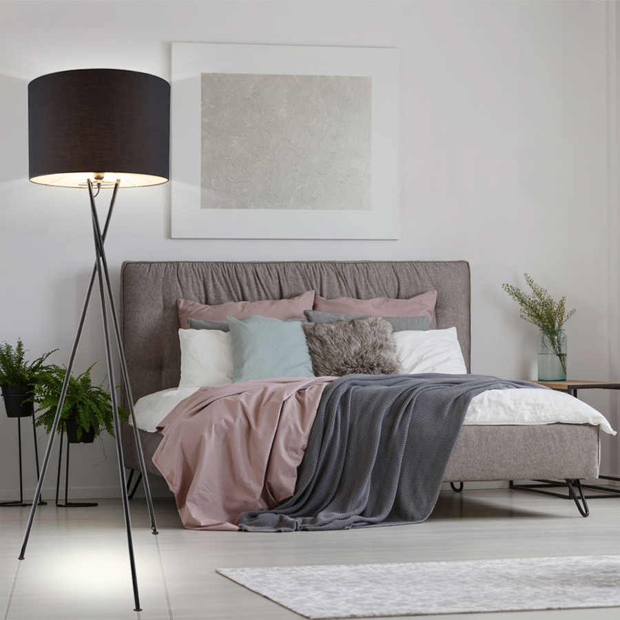 Mise en situation du lampadaire en métal noir et textile noir H160
