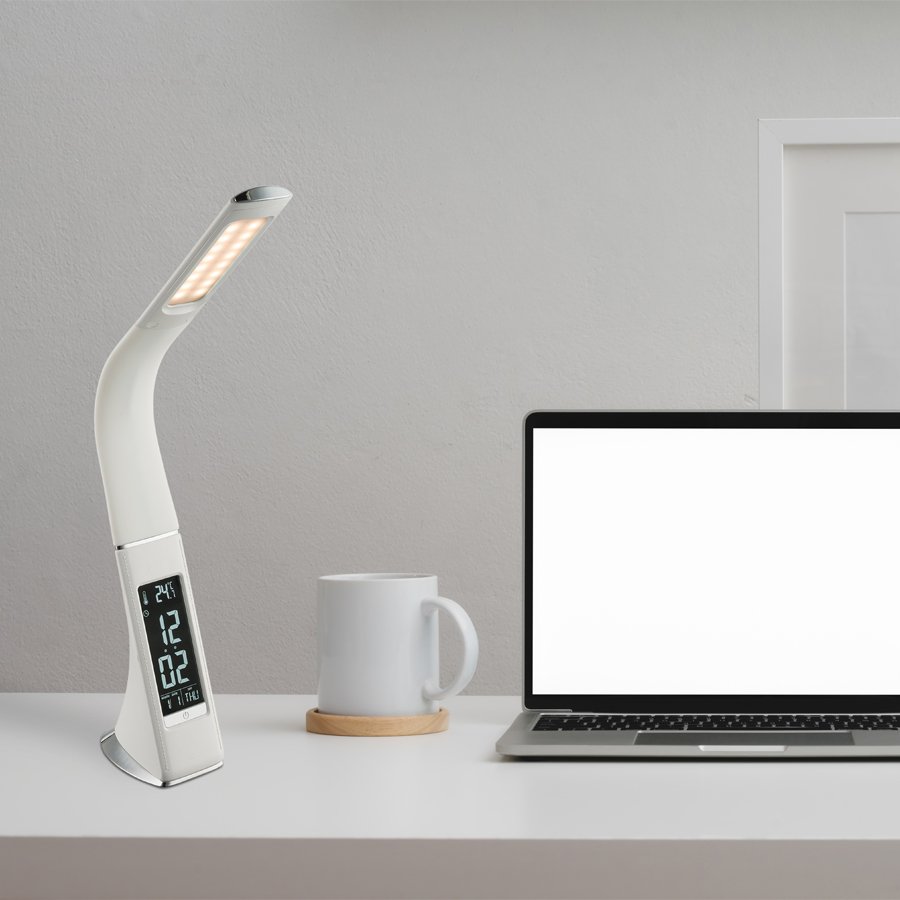Lampe à poser Sophie en beige, vue sur le bureau avec ordinateur portable, affichage de l'heure et de la température, Dakar, Sénégal