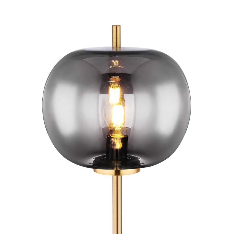 Détail du verre fumé du lampadaire Blacky, avec une ampoule visible, produit raffiné en métal laiton à Dakar, Sénégal