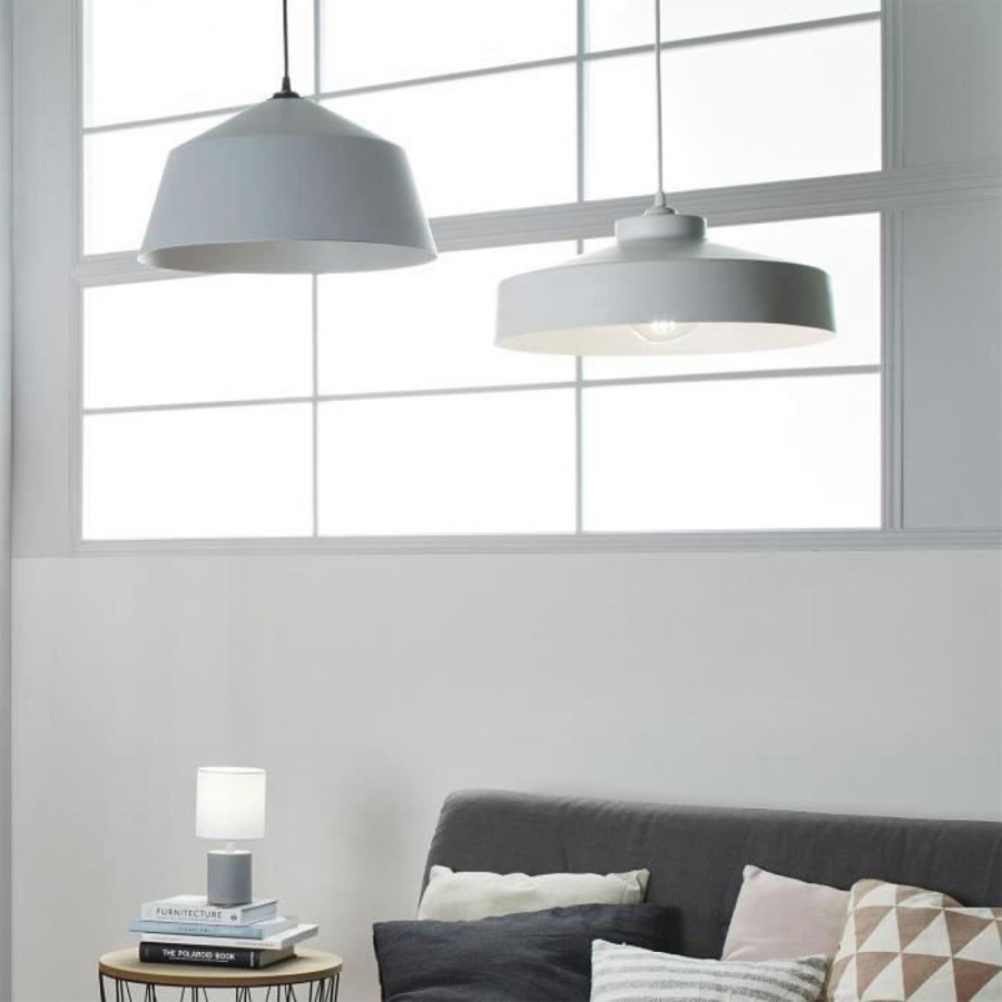 Suspension Archi en métal gris cendre mat - Comparaison de modèles dans un salon épuré, Dakar, Sénégal