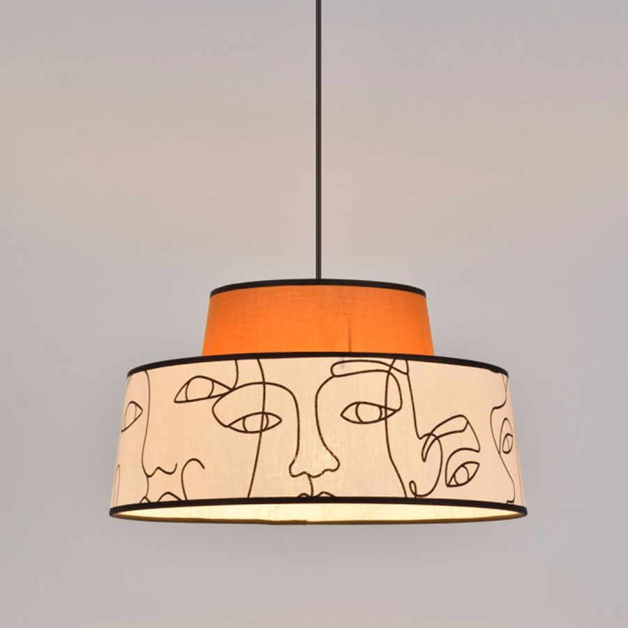 Suspension Majorque en coton motif visages et caramel avec lumière allumée - Dakar, Sénégal.