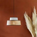 Suspension Mallorca en coton et raphia blanc dans un décor chaleureux, sur un mur en terre cuite avec des pampas - Dakar, Sénégal.