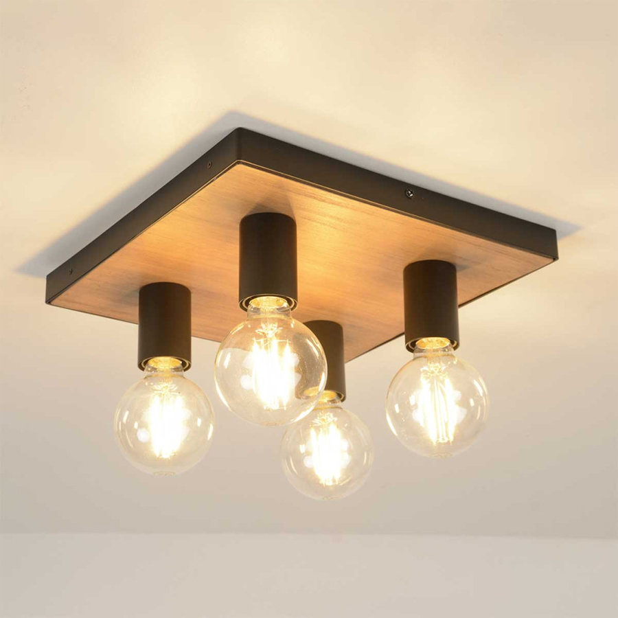 Plafonnier Conrad à 4 lampes, en bois naturel, offrant un éclairage chaleureux et élégant – Vue de près – Dakar, Sénégal.