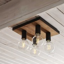 Plafonnier Conrad à 4 lampes, en bois naturel, installé sur un plafond en bois pour une ambiance rustique – Dakar, Sénégal.