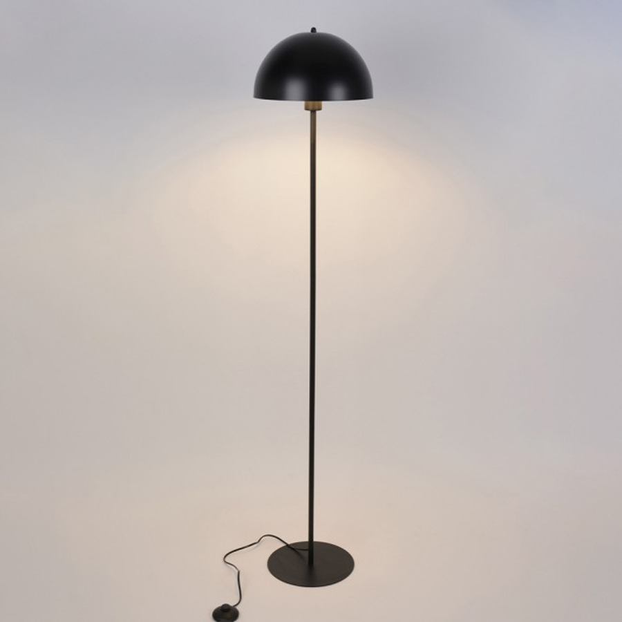 Lampadaire Icone en métal noir avec abat-jour en forme de champignon, design moderne et élégant, ajout parfait pour un salon contemporain à Dakar, Sénégal