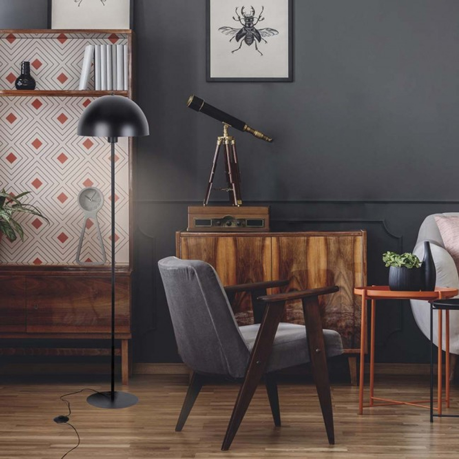 Lampadaire Icone en métal noir avec abat-jour en forme de champignon, placé dans un salon chic avec des meubles en bois et des accents modernes à Dakar, Sénégal