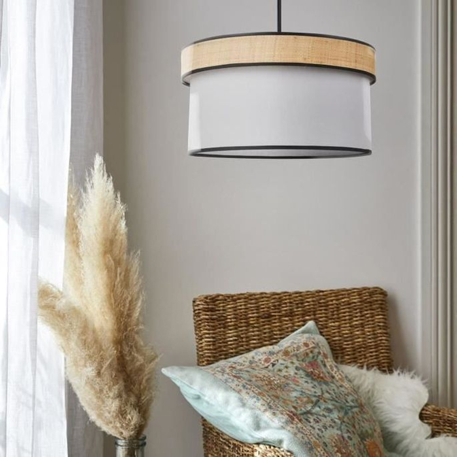 Suspension Amman couleur tourterelle, décorant une pièce lumineuse avec un style naturel et bohème, Dakar, Sénégal.