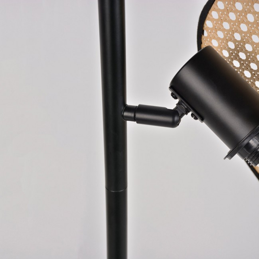 Détail du lampadaire Naytto, métal noir et cannage naturel, finition élégante, Dakar, Sénégal