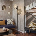 Lampadaire Naytto en métal noir et cannage naturel, intégré dans un salon moderne, Dakar, Sénégal