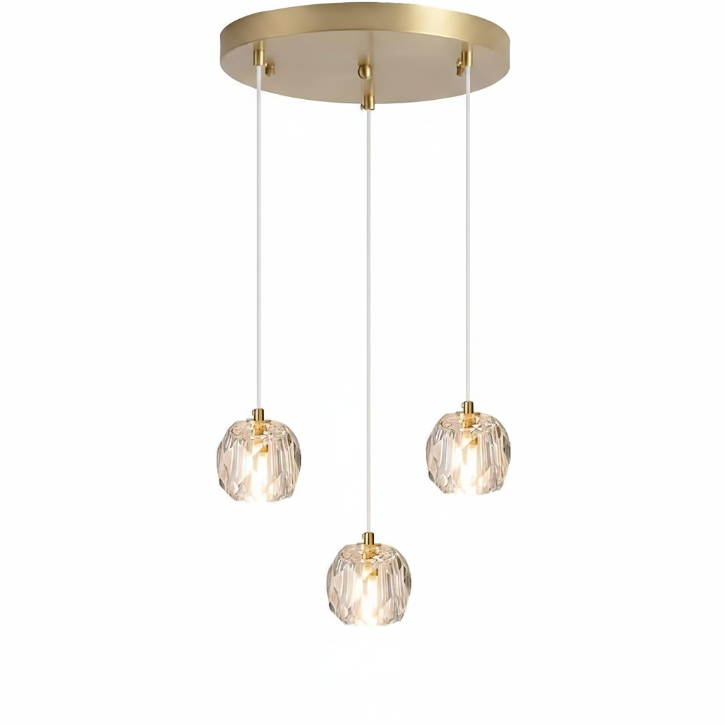 Lustre Camotuse 3 lampes base ronde dorée, câble blanc et verre cristal