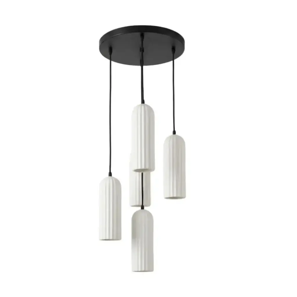Lustre 5 lampes Miella en métal avec base ronde, câble noir et abat-jour en verre cannelé 